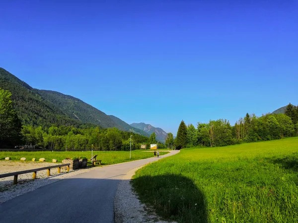 Kranjska Gora Eslovenia Junio 2019 Camino Entre Montañas Cerca Kransjka — Foto de Stock