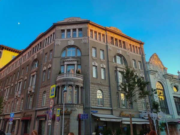 MOSCOW, RUSSIA - 11 Haziran 2019: The Savoy Hotel Moscow, Moskova 'nın başkenti Moskova' da bulunan bir Rus tarihi otelidir. Otelin sembolü bir semender..