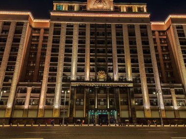 Rusya Federasyonu Devlet Duma binasının gece manzarası