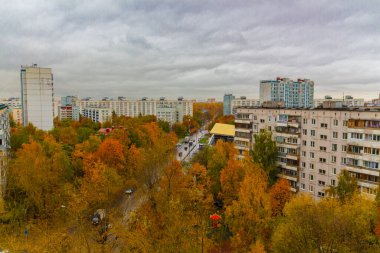 MOSCOW, Rusya - 4 Ekim 2019: Moskova 'da Altın Sonbahar. Renkli ağaçlarla dolu bulutlu yaşam alanı manzarası.
