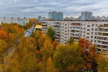 MOSCOW, Rusya - 4 Ekim 2019: Moskova 'da Altın Sonbahar. Renkli ağaçlarla dolu bulutlu yaşam alanı manzarası.