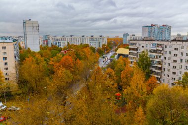 MOSCOW, Rusya - 4 Ekim 2019: Moskova 'da Altın Sonbahar. Renkli ağaçlarla dolu bulutlu yaşam alanı manzarası.