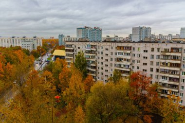 MOSCOW, Rusya - 4 Ekim 2019: Moskova 'da Altın Sonbahar. Renkli ağaçlarla dolu bulutlu yaşam alanı manzarası.