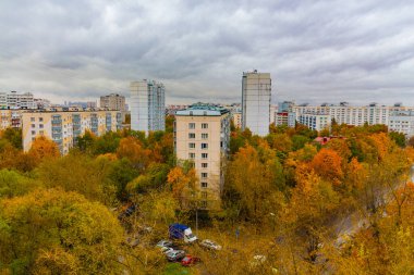 MOSCOW, Rusya - 4 Ekim 2019: Moskova 'da Altın Sonbahar. Renkli ağaçlarla dolu bulutlu yaşam alanı manzarası.