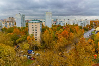 MOSCOW, Rusya - 4 Ekim 2019: Moskova 'da Altın Sonbahar. Renkli ağaçlarla dolu bulutlu yaşam alanı manzarası.
