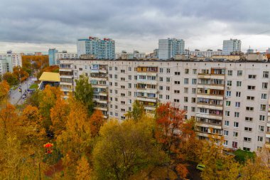 MOSCOW, Rusya - 4 Ekim 2019: Moskova 'da Altın Sonbahar. Renkli ağaçlarla dolu bulutlu yaşam alanı manzarası.