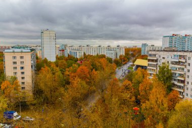 MOSCOW, Rusya - 4 Ekim 2019: Moskova 'da Altın Sonbahar. Renkli ağaçlarla dolu bulutlu yaşam alanı manzarası.
