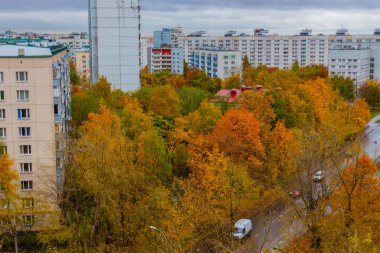 MOSCOW, Rusya - 4 Ekim 2019: Moskova 'da Altın Sonbahar. Renkli ağaçlarla dolu bulutlu yaşam alanı manzarası.