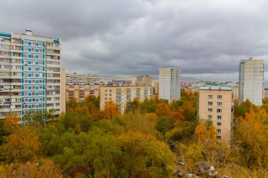 MOSCOW, Rusya - 4 Ekim 2019: Moskova 'da Altın Sonbahar. Renkli ağaçlarla dolu bulutlu yaşam alanı manzarası.