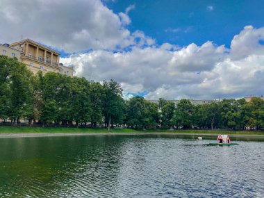 Rusya 'nın başkenti Moskova' da bulutlu bir günde Patrik göle bakın.