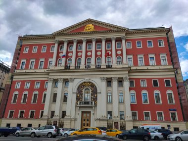 MOSCOW, RUSSIA - 09 Temmuz 2019: Moskova Hükümeti 'nin Tverskaya Caddesi' ndeki binası. Moskova Belediye Binası.