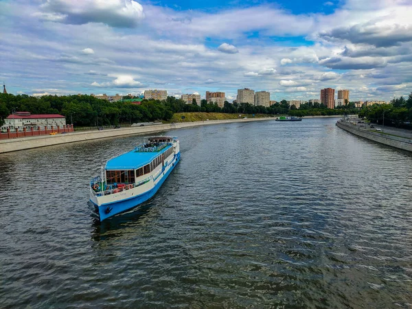 Moscow Russia July 2019 Κρουαζιερόπλοιο Πλέει Κατά Μήκος Του Ποταμού — Φωτογραφία Αρχείου