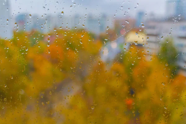 俄罗斯莫斯科市秋天多云的雨天 突如其来的寒冷 落在窗玻璃上和城景上 湿玻璃质感 — 图库照片