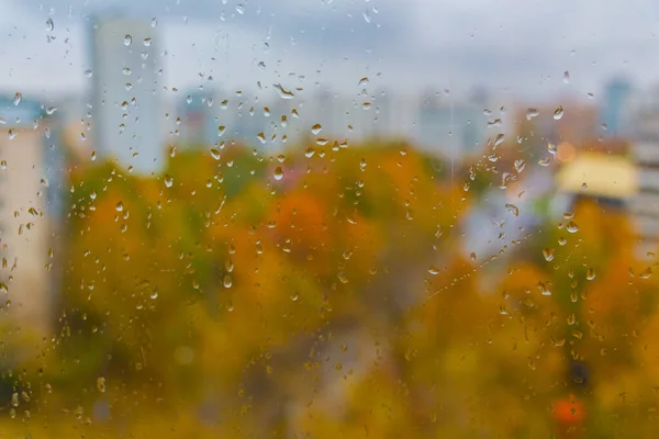 俄罗斯莫斯科市秋天多云的雨天 突如其来的寒冷 落在窗玻璃上和城景上 湿玻璃质感 — 图库照片