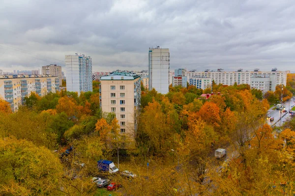 モスクワ ロシア 2019年10月4日 モスクワで黄金の秋 カラフルな木のある住宅地の曇りの風景 — ストック写真