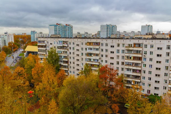 MOSCOW, Rusya - 4 Ekim 2019: Moskova 'da Altın Sonbahar. Renkli ağaçlarla dolu bulutlu yaşam alanı manzarası.
