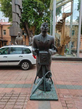 MOSCOW, RUSSIA - 13 Temmuz 2019: Petrovka Caddesi 'ndeki Moskova Modern Sanatlar Müzesi, Zurab Tsereteli tarafından yapılan heykeller