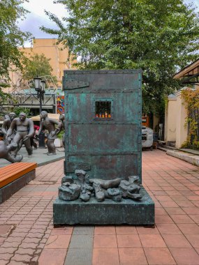 MOSCOW, RUSSIA - 13 Temmuz 2019: Petrovka Caddesi 'ndeki Moskova Modern Sanatlar Müzesi, Zurab Tsereteli tarafından yapılan heykeller