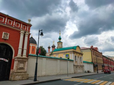 MOSCOW, RUSSIA - 13 Temmuz 2019: Vysokopetrovsky Manastırı 1320 'lerde kurulan bir Rus Ortodoks manastırı..