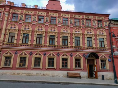 Vysokopetrovsky Manastırı, Moskova 'nın Bely Gorod şehrinde bulunan ve Petrovka Caddesi' nin Kremlin 'e doğru indiği bir tepeyi yöneten bir Rus Ortodoks manastırıdır. Siyah ve beyaz.