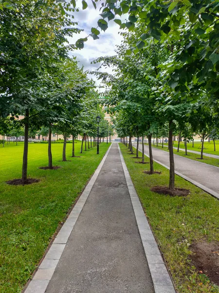 Joseph Bove Parkı, Moskova City Duma Parkı olarak da bilinir. Yeni Catherine Hastanesine bakın.