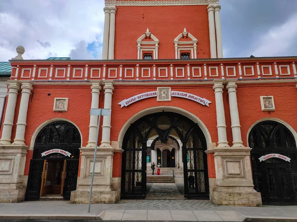 Moscow Russia Julho 2019 Entrada Mosteiro Vysokopetrovsky Mosteiro Vysokopetrovsky Mosteiro — Fotografia de Stock