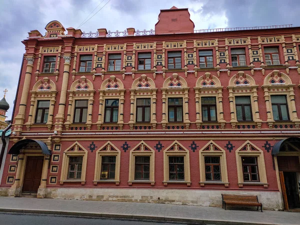 Vysokopetrovsky Manastırı, Moskova 'nın Bely Gorod şehrinde bulunan ve Petrovka Caddesi' nin Kremlin 'e doğru indiği bir tepeyi yöneten bir Rus Ortodoks manastırıdır. Siyah ve beyaz.