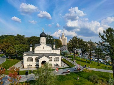 MOSCOW, RUSSIA - 27 Temmuz 2019 - Dürüst Anna Gebeliği Kilisesi. Zaryadye parkının yüzen yaya köprüsünden görüntü.
