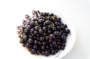 Yabanmersini. Beyaz tabakta olgun yaban mersini. Vitamin ve diyet konsepti. Sağlıklı beslenme. Vejetaryen.