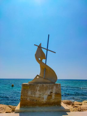 Ayia Napa, Kıbrıs - 06 Eylül 2019: Güneşli bir günde Ayia Napa limanı yakınlarındaki 