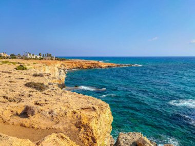 Kayalık kayalıkları ve mağaralara yakın mavi suları olan Rocky plajı ve sevgililer köprüsü, Kıbrıs Rum Kesimi, Ayia Napa. Akdeniz manzarası.