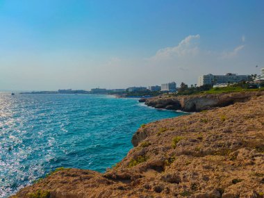 Deniz manzarası, kayalık kayalıklar, kumlu plajlar ve Kıbrıs Rum Kesimi Ayia Napa otelleri