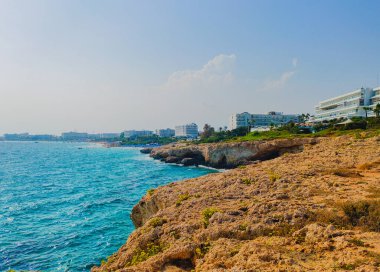 Deniz manzarası, kayalık kayalıklar, kumlu plajlar ve Kıbrıs Rum Kesimi Ayia Napa otelleri