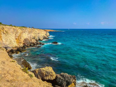 Kayalık kayalıkları ve mağaraların yakınındaki muhteşem mavi suları ve sevgililer köprüsü olan Ayia Napa, Kıbrıs. Akdeniz manzarası.