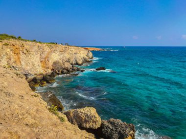 Kayalık kayalıkları ve mağaraların yakınındaki muhteşem mavi suları ve sevgililer köprüsü olan Ayia Napa, Kıbrıs. Akdeniz manzarası.