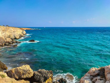 Kayalık kayalıkları ve mağaraların yakınındaki muhteşem mavi suları ve sevgililer köprüsü olan Ayia Napa, Kıbrıs. Akdeniz manzarası.