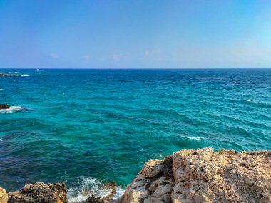 Kıbrıs 'ın Ayia Napa kentindeki Septermber' de Akdeniz. İnanılmaz mavi su..