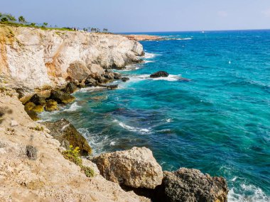 Kayalık kayalıkları ve mağaraların yakınındaki muhteşem mavi suları ve sevgililer köprüsü olan Ayia Napa, Kıbrıs. Akdeniz manzarası.