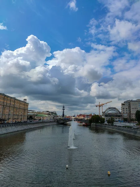 MOSCOW, RUSSIA - 21 Temmuz 2019: Vodootvodny Kanalı 'na ve Luzhkov köprüsünden Moskva nehrinin setine bakın