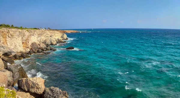 Rotsachtige Kust Met Stenen Kliffen Geweldig Blauw Water Buurt Van — Stockfoto