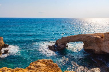 Kıbrıs Rum Kesimi 'nin Ayia Napa kentindeki Akdeniz' deki Aşıklar veya Keşiş kemeri, kaya kayalıkları.