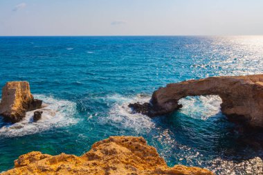 Kıbrıs Rum Kesimi 'nin Ayia Napa kentindeki Akdeniz' deki Aşıklar veya Keşiş kemeri, kaya kayalıkları.