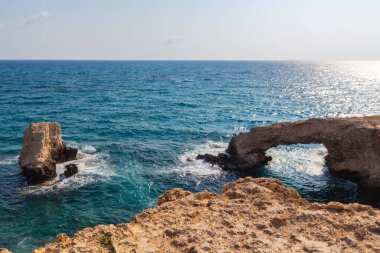 Akdeniz 'deki Ayia Napa, Cavo Greco ve Protaras yakınlarındaki güzel doğal kaya kemeri. Ünlü aşıklar köprüsü, Monachus Arch ve Monk kemeri olarak da bilinir. İnanılmaz deniz..