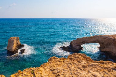 Akdeniz 'deki Ayia Napa, Cavo Greco ve Protaras yakınlarındaki güzel doğal kaya kemeri. Ünlü aşıklar köprüsü, Monachus Arch ve Monk kemeri olarak da bilinir. İnanılmaz deniz..