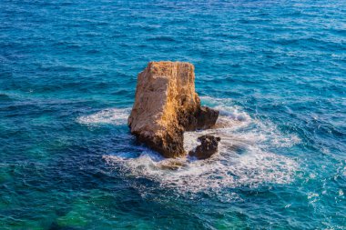 Kayalık kayalıkları ve mağaralara yakın mavi suları olan Rocky plajı ve sevgililer köprüsü, Kıbrıs Rum Kesimi, Ayia Napa. Akdeniz manzarası.
