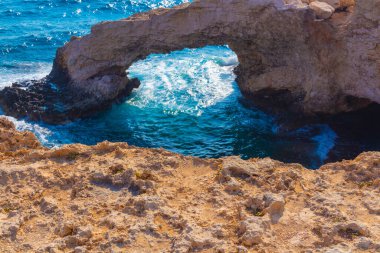 Akdeniz 'deki Ayia Napa, Cavo Greco ve Protaras yakınlarındaki güzel doğal kaya kemeri. Ünlü aşıklar köprüsü, Monachus Arch ve Monk kemeri olarak da bilinir. İnanılmaz deniz..
