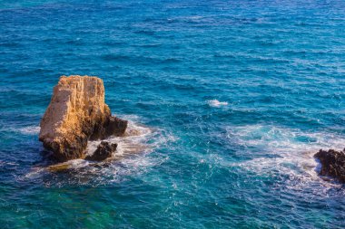 Monachus Monachus Kemerinin kıyısında. Cavo Greco pelerini. Ayia Napa, Kıbrıs. Akdeniz manzarası