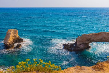 Akdeniz 'deki Ayia Napa, Cavo Greco ve Protaras yakınlarındaki güzel doğal kaya kemeri. Ünlü aşıklar köprüsü, Monachus Arch ve Monk kemeri olarak da bilinir. İnanılmaz deniz..