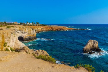Kıbrıs Rum Kesimi 'nin Ayia Napa kentindeki Akdeniz' deki Aşıklar veya Keşiş kemeri, kaya kayalıkları.
