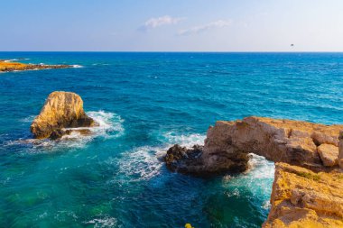 Kıbrıs Rum Kesimi 'nin Ayia Napa kentindeki Akdeniz' deki Aşıklar veya Keşiş kemeri, kaya kayalıkları.